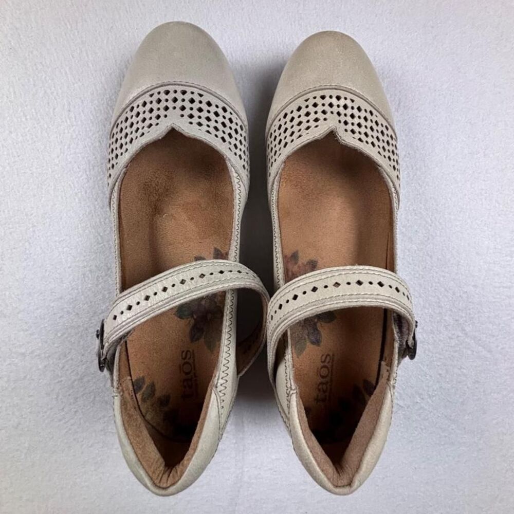 Taos Cream Leather Mary Jane Flats Women's 6.5 Comfort Shoes Perforated